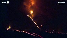 Eruzione alle Canarie, fiumi di lava attraversano La Palma nella notte