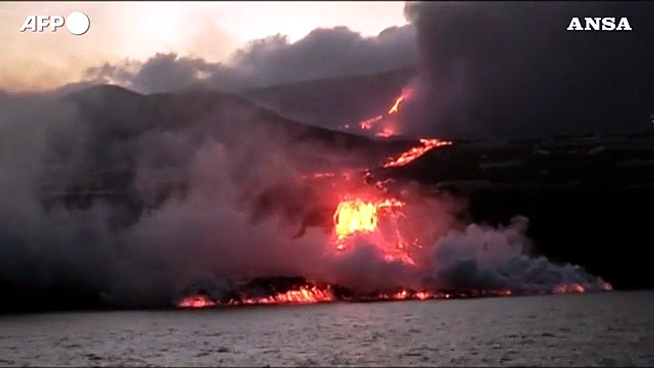 Eruzione a La Palma,  la lava del vulcano precipita in mare