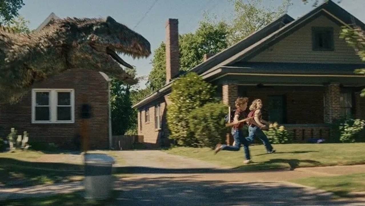 Plötzlich Dinos: Im neuen Sci-Fi-Abenteuerfilm The End of Oak Street landet eine komplette Nachbarschaft in der Urzeit