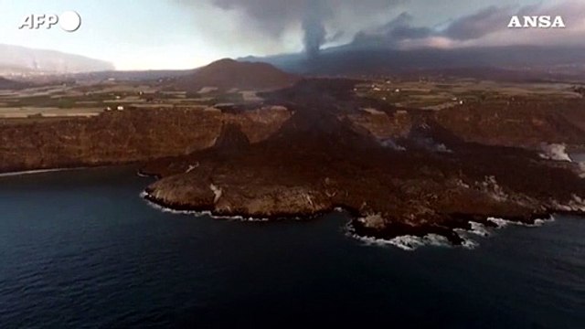 Canarie, la lava del vulcano Cumbre Vieja si tuffa nell'oceano e forma un delta