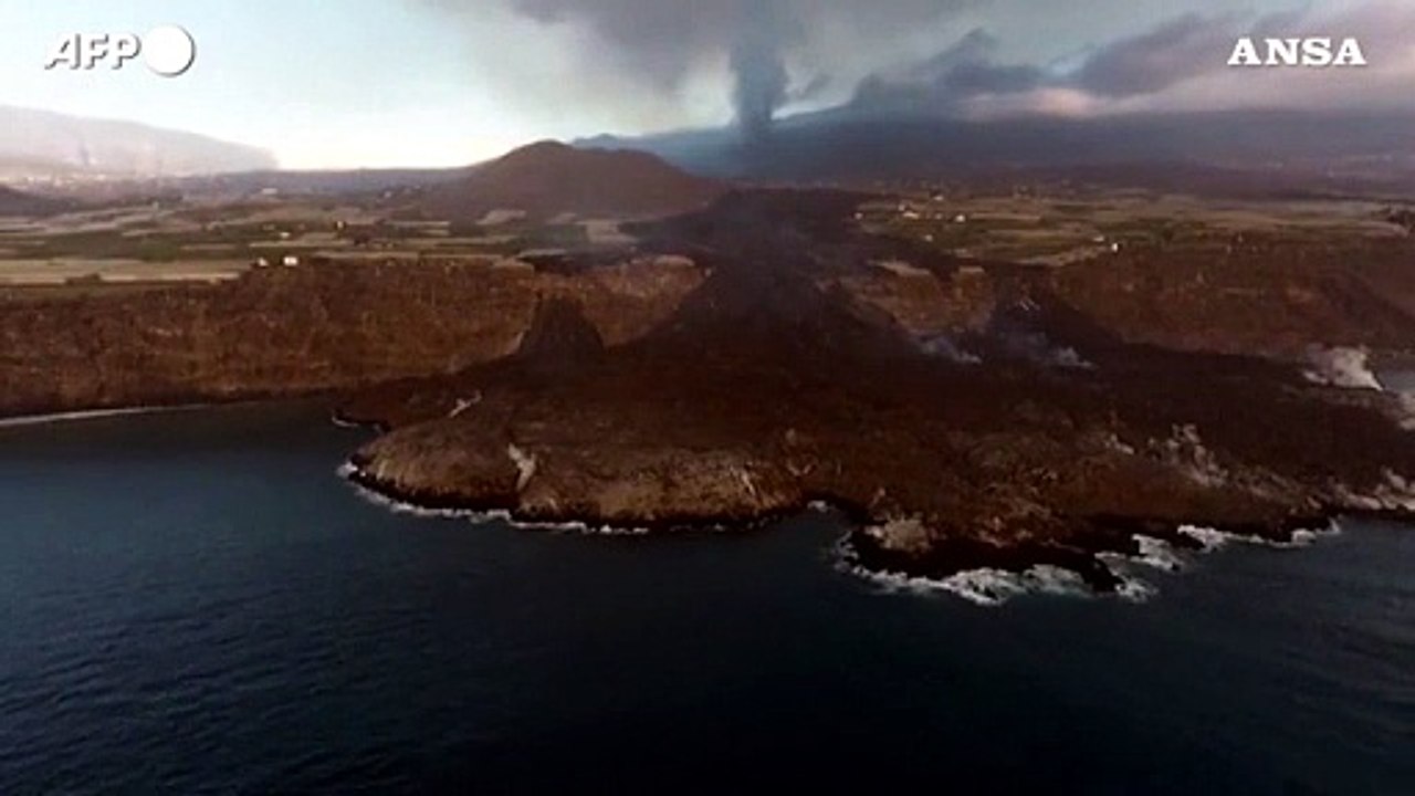 Canarie, la lava del vulcano Cumbre Vieja si tuffa nell'oceano e forma un delta