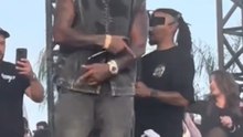 Booba des réflexes de fou pour attraper les téléphones 😯