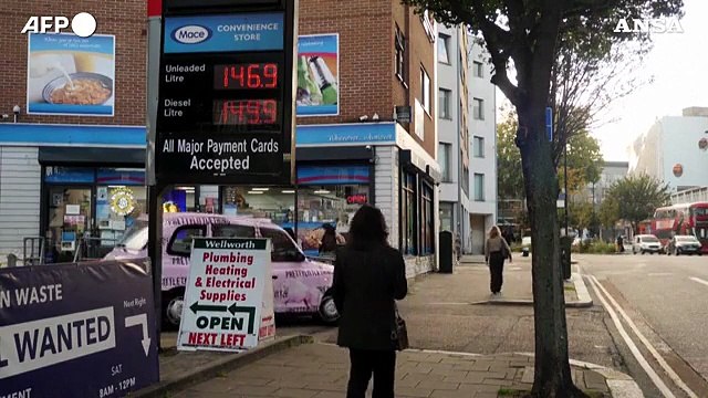 Il prezzo della benzina nel Regno Unito raggiunge il livello record di 149,94 pence