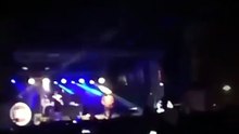 Il rapper ai fan: "Saltate!". Cede la piattaforma: 300 feriti, alcuni in mare