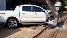 Ford Ranger atinge poste após colisão com Ford Ka em cruzamento de Cascavel