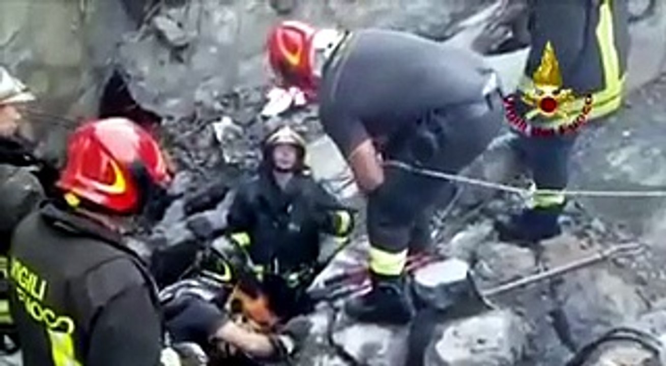 PER  CHIARA   Vigili del fuoco a Genova