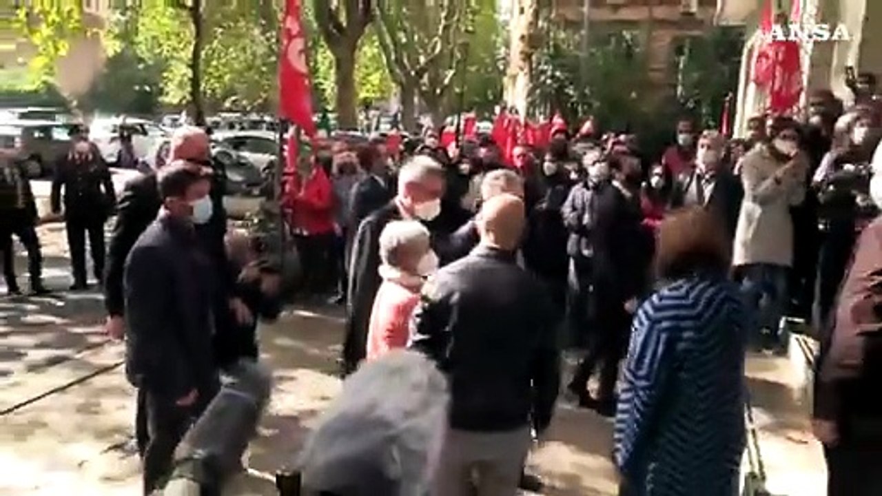 Draghi arriva alla sede della Cgil e abbraccia con Landini