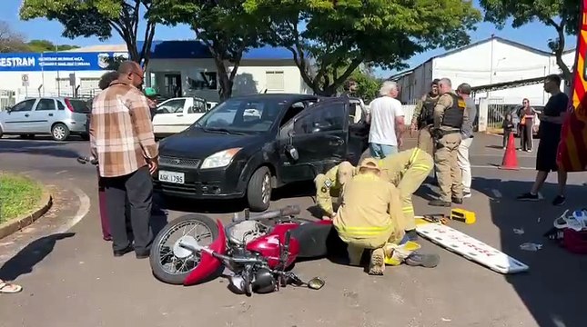 Motociclista sofre suspeita de fratura após colisão com carro no centro de Umuarama