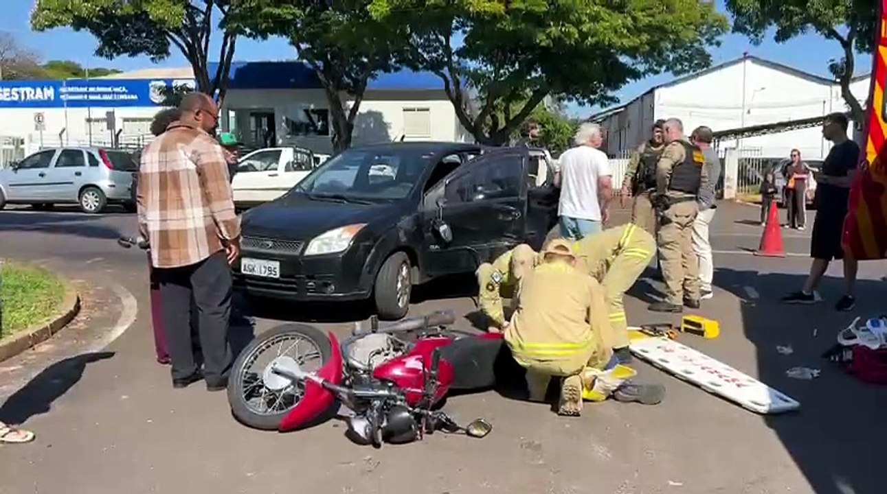 Motociclista sofre suspeita de fratura após colisão com carro no centro de Umuarama