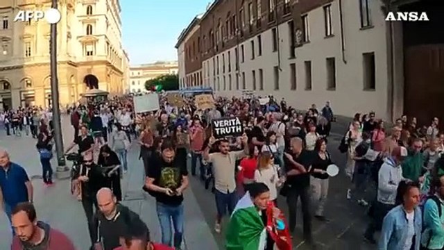 Covid, due arresti e denunce per il corteo dei No Green pass a Milano