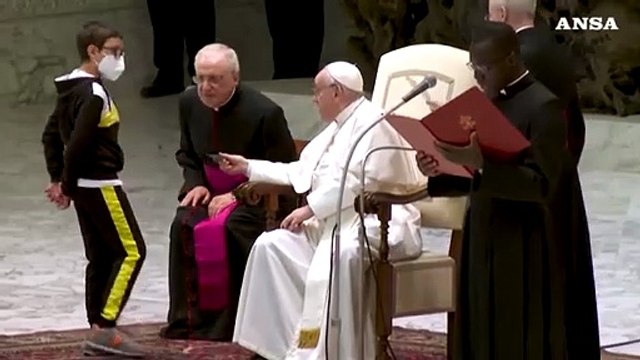 Vaticano, bimbo sale sul palco durante l'udienza generale