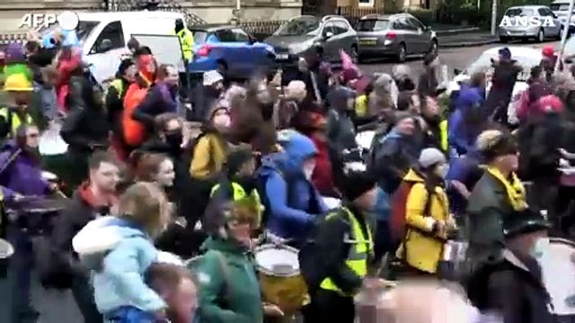 Cop26, un gigantesco corteo di attivisti manifesta per le strade di Glasgow