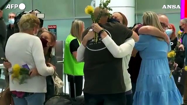 Australia, riaprono i confini: gli abbracci all'aeroporto dopo oltre 600 giorni di distanza