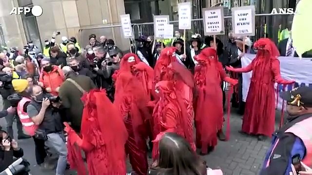 Cop26, gli attivisti di Extinction Rebellion protestano davanti alla sede della Jp Morgan a Glasgow