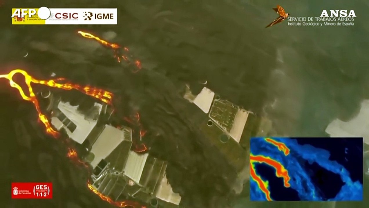 Spagna, la lava del vulcano Cumbre Vieja seppellisce la spiaggia e forma un nuovo delta