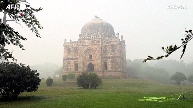 New Delhi immersa nello smog, ma e' (anche) effetto dei fuochi d'artificio