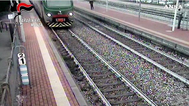 Monza, rapine alla stazione: gli sfilano il monopattino e fuggono sui binari