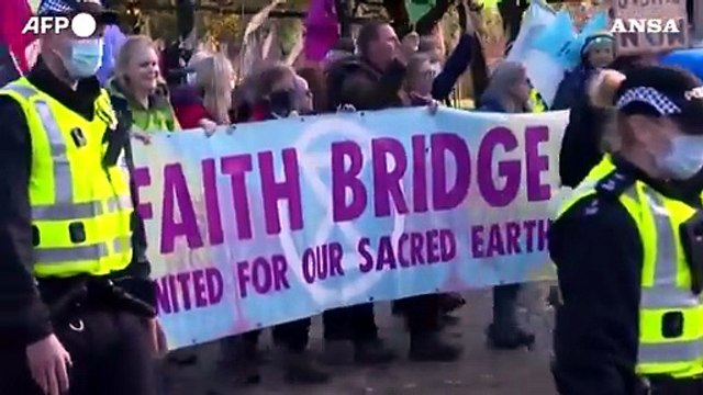 Cop26, gli attivisti di Extinction Rebellion sfilano in corteo per le vie di Glasgow