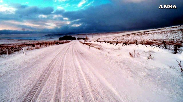 Regno Unito, lo Yorkshire coperto di neve mentre la tempesta Arwen colpisce il Paese