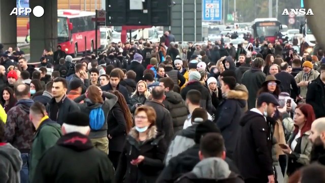 Serbia, centinaia di ambientalisti bloccano l'autostrada a Belgrado