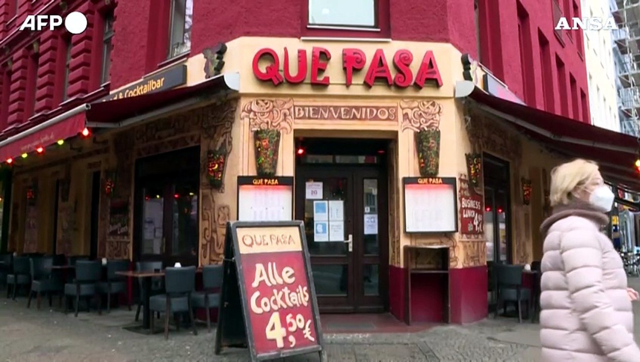 Covid, a Berlino i non vaccinati resteranno fuori dai locali pubblici