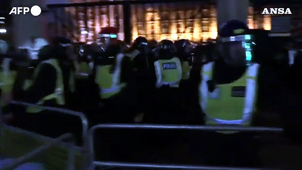 Londra, scontri e violenze alla Notte dei Falo'