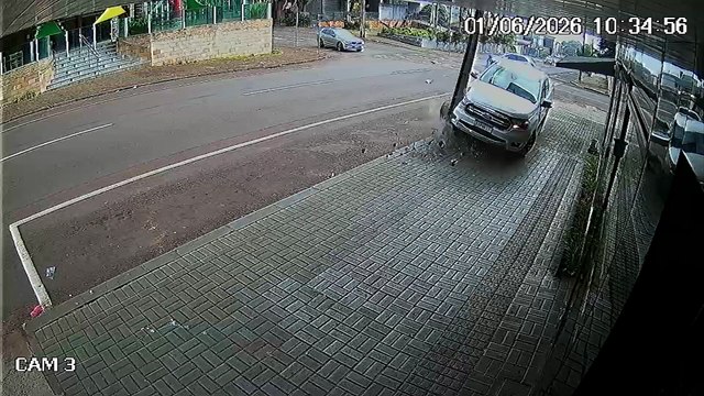 Câmera flagra momento exato de acidente entre Ford Ranger e Ford Ka em Cascavel