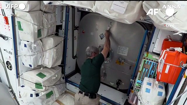 Crew Dragon, gli astronauti della SpaceX salgono a bordo della Iss