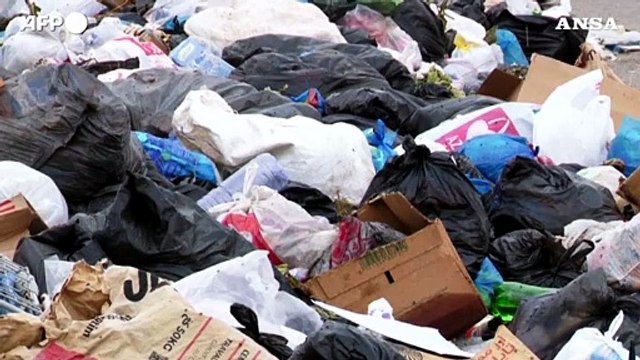 Tunisia, emergenza rifiuti a Sfax: montagne di rifiuti accumulati per le strade della citta'