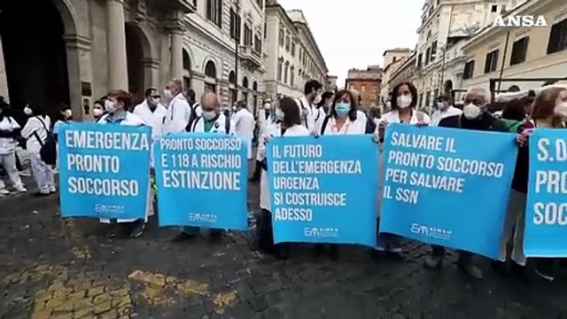 Medici e infermieri in piazza a Roma: Salvare medicina d' urgenza