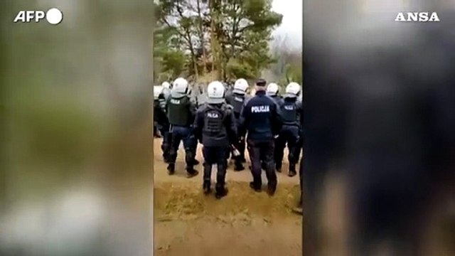Polonia, l'esercito ferma centinaia di migranti al confine con la Bielorussia
