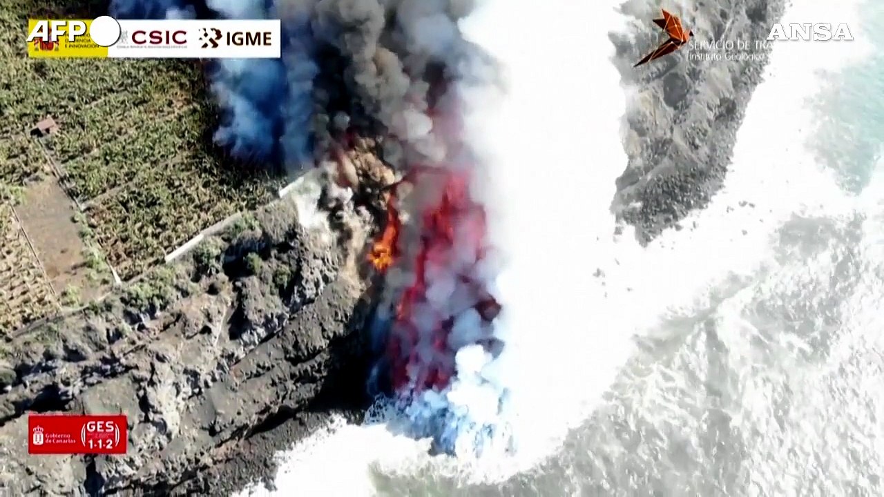 Cumbre Vieja, una nuova colata di lava raggiunge il mare a La Palma