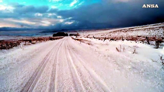 Regno Unito, lo Yorkshire coperto di neve mentre la tempesta Arwen colpisce il Paese