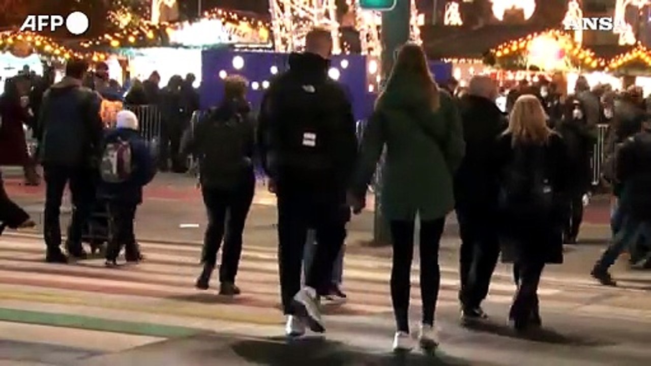 Austria, al via le restrizioni per i non vaccinati: controlli al mercatino di Natale a Vienna