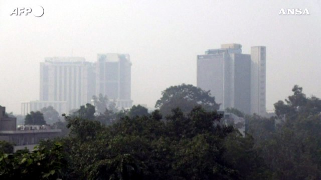 India, lo smog soffoca New Delhi: il governo chiude le scuole