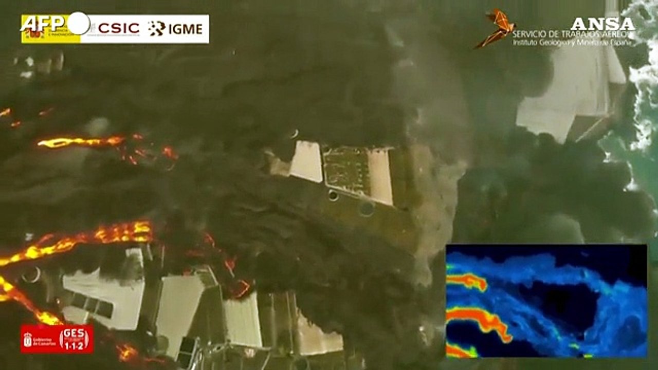 Spagna, la lava del vulcano Cumbre Vieja seppellisce la spiaggia e forma un nuovo delta