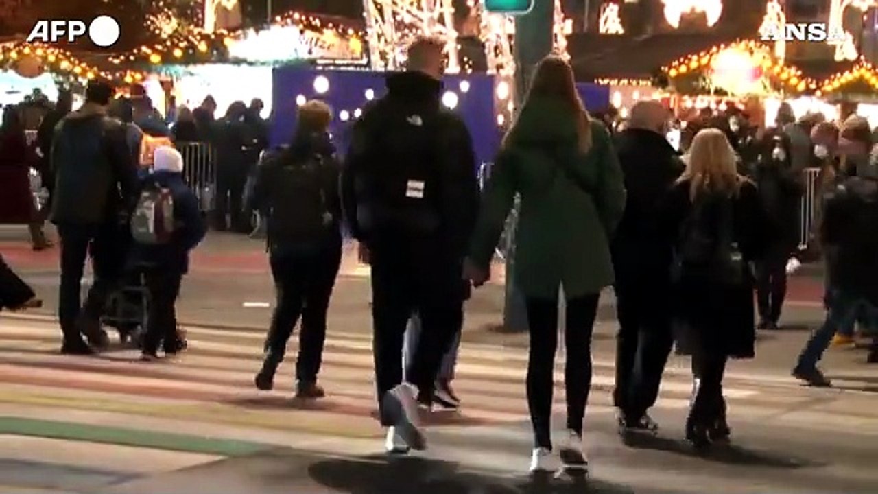 Austria, al via le restrizioni per i non vaccinati: controlli al mercatino di Natale a Vienna
