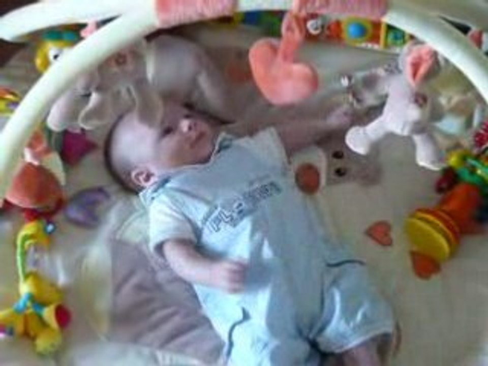Thibault sur son tapis d'éveil