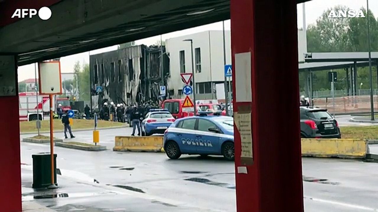 Milano, piccolo aereo si schianta su un edificio in costruzione: 8 morti