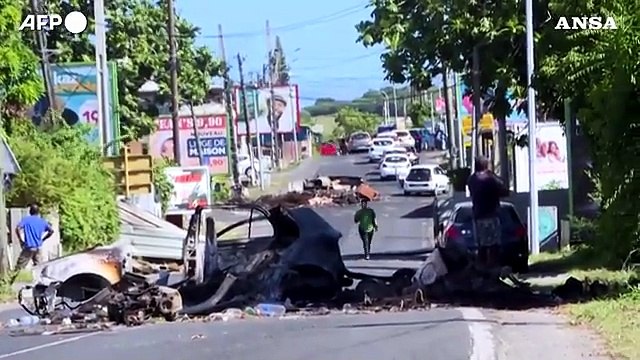 Guadalupa, barricate per le proteste no vax bloccano le strade dell'isola
