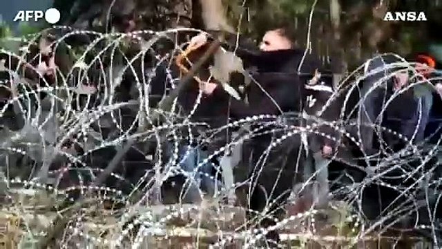 Centinaia di migranti cercano di forzare il confine tra Polonia e Bielorussia