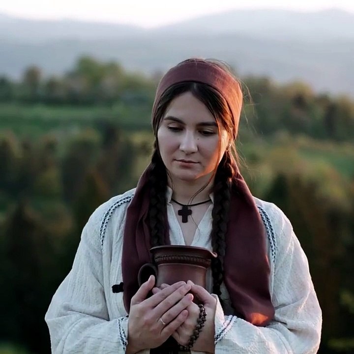 Дай мені тої води, щоб я не хотіла пити (Give me that water so I don't want to drink it.)