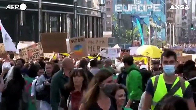 Clima, decine di migliaia di persone in corteo a Bruxelles