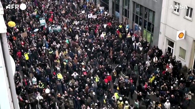 Bruxelles, tafferugli alla protesta contro le restrizioni anti-Covid