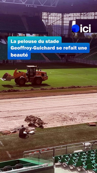 Changement de la pelouse du stade Geoffroy-Guichard