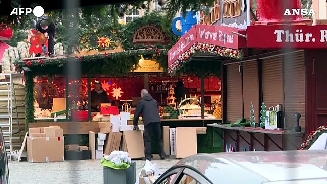 Germania, a Dresda si allestisce il mercatino di Natale