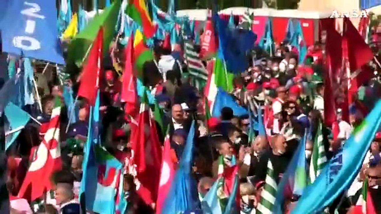 Sindacati riempiono la piazza, noi contro i fascismi