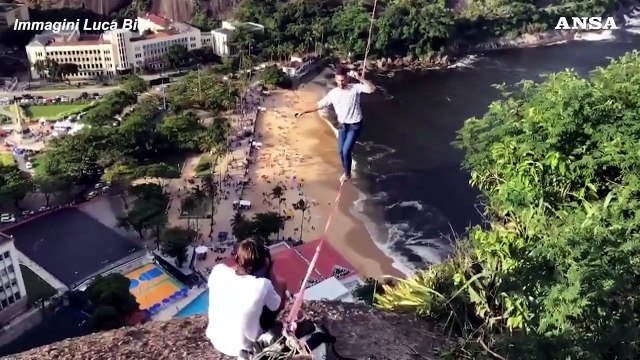 Brasile, Nathan Paulin percorre 1200 metri su slackline a picco sulla spiaggia di Rio