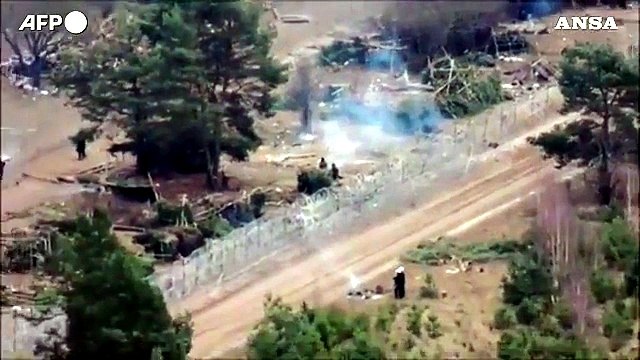 Migranti, si svuota l'accampamento al confine tra Bielorussia e Polonia