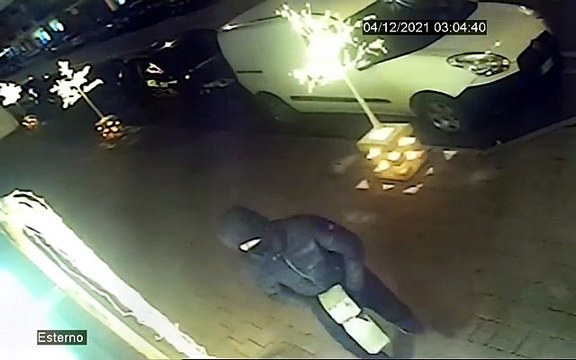 Via Montebello, spaccata nel negozio del fotografo Melegari: il ladro «filmato» e costretto a fuggire